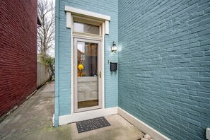 Exterior detail - Updated Historical apartment close to a park and two blocks from the best dining (Dayton)