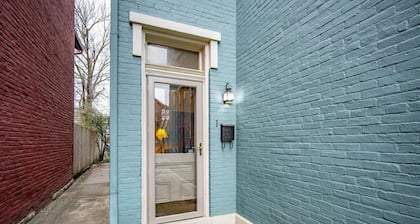 Updated Historical apartment close to a park and two blocks from the best dining