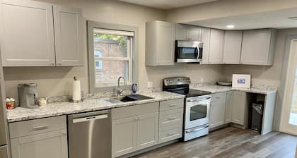 Cheerful 3-bedroom home w/free parking on premises