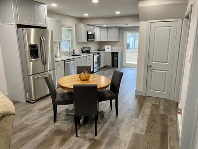 Cheerful 3-bedroom home w/free parking on premises