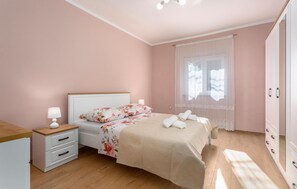 2 bedrooms, free WiFi, bed sheets