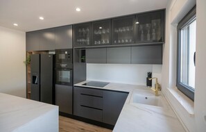 Kühlschrank, Ofen, Herdplatte, Geschirrspüler