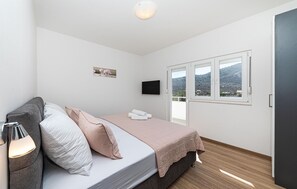 4 bedrooms, iron/ironing board, travel crib, free WiFi - Amazing home in Prgomet with WiFi (Prgomet)