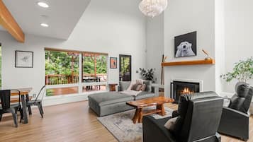 Smart TV, chimenea, futbolito y libros