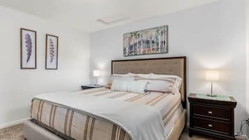 4 habitaciones, escritorio y tabla de planchar con plancha