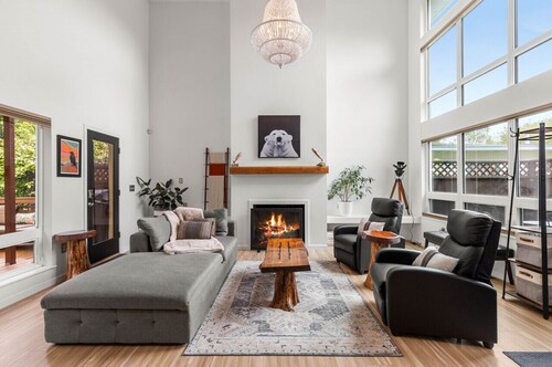 Creekside Retreat, King Bed Near Downtown & Trails, sleeps 14!