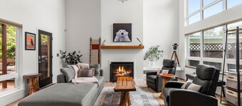 Creekside Retreat, King Bed Near Downtown & Trails, sleeps 14!