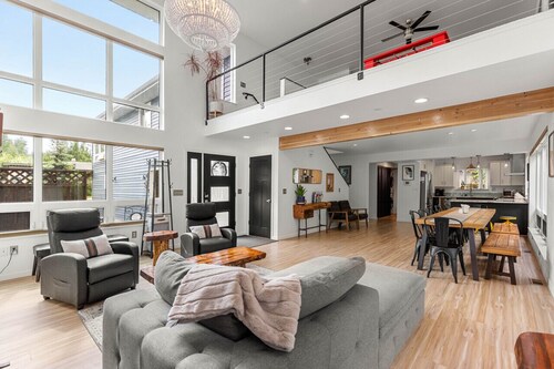 Creekside Retreat, King Bed Near Downtown & Trails, sleeps 14!