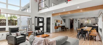 Creekside Retreat, King Bed Near Downtown & Trails, sleeps 14!