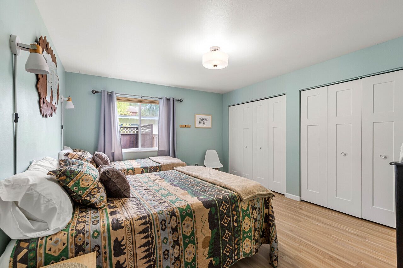 4 bedrooms, desk, iron/ironing board, travel crib