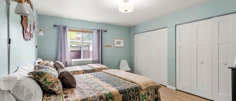 4 bedrooms, desk, iron/ironing board, travel cot