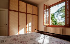2 bedrooms, travel crib, free WiFi, bed sheets