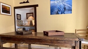 Un tavolo in legno rustico con una panca, una lampada e cesti decorativi.