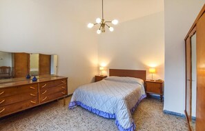 4 bedrooms, free WiFi, bed sheets - 4 bedroom nice home in Ischia (Ischia)