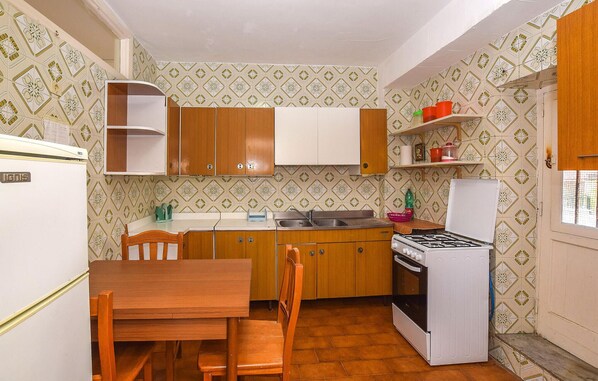 Frigorífico, placa de cocina y utensilios de cocina