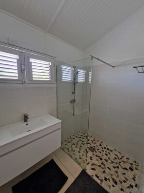 Douche, sĂšche-cheveux, serviettes fournies, papier toilette