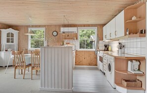 Jääkaappi, mikroaaltouuni, liesi, astianpesukone