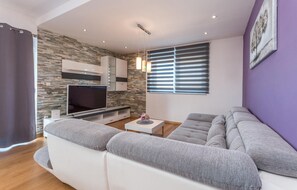 Una Smart TV, un futbolín, una mesa de tenis de mesa