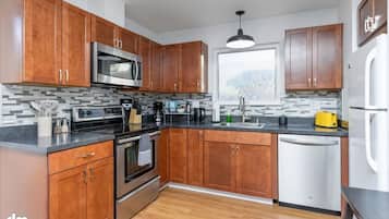 Køleskab, mikrobølgeovn, ovn, kogeplade