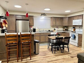 ثلاجة، ميكروويف، فرن، موقد طهي مسطح