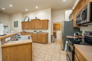 Geladeira, micro-ondas, fogão, cooktop