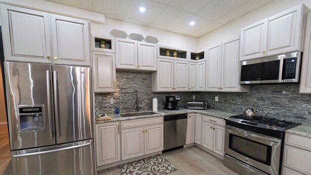 Coffee/tea maker, fridge, microwave, oven