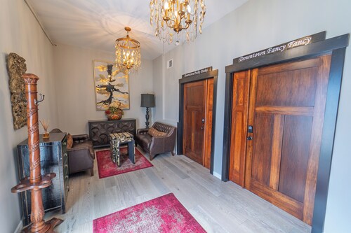 Down Town Fancy Fancy Upscale 2 Bedroom Loft