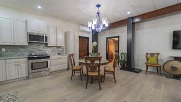 冰箱、微波炉、烤箱、炉灶