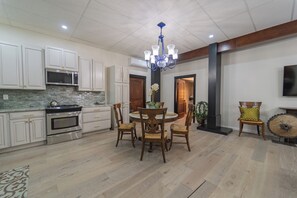 Réfrigérateur, four à micro-ondes, un four, surface de cuisson