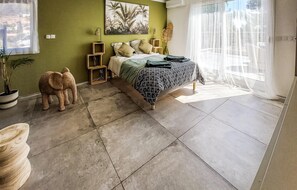 4 bedrooms, free WiFi, bed sheets - Awesome home in Cuers (Cuers)