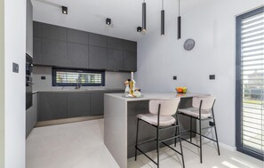 Kühlschrank, Ofen, Geschirrspüler, Wasserkocher mit Kaffee-/Teezubehör