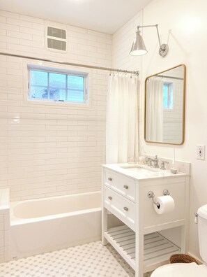 Combined shower/bathtub