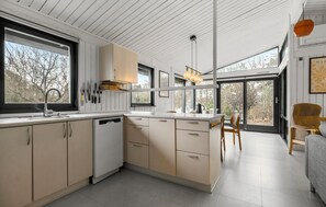 Réfrigérateur, four à micro-ondes, surface de cuisson, lave-vaisselle