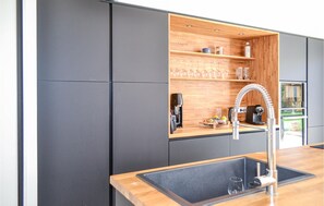 ثلاجة، فرن، موقد طهي مسطح، غسالة أطباق