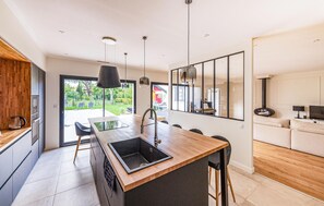 ثلاجة، فرن، موقد طهي مسطح، غسالة أطباق