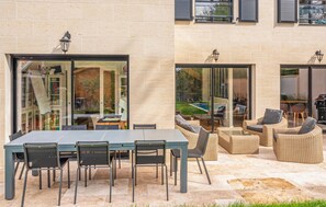 تناول الطعام بالخارج