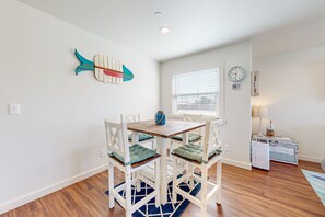 Dining - 1st Floor. Near Marina, Shared Pool and Hot Tub, Pet Friendly, Golf Cart Included (Port Aransas)