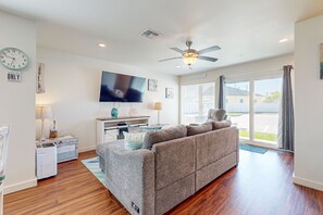 TV - 1st Floor. Near Marina, Shared Pool and Hot Tub, Pet Friendly, Golf Cart Included (Port Aransas)