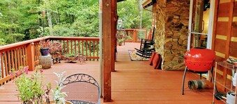 Near West Jefferson, Boone + Blue Ridge Parkway! Mountain get away w/ fireplace.