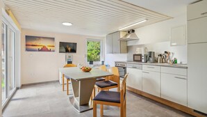 Kaffetrakter/tekoker, kjøleskap, mikrobølgeovn og kokeplater