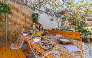 Outdoor dining - Cozy apartment in Kosljun with WiFi (Kosljun)