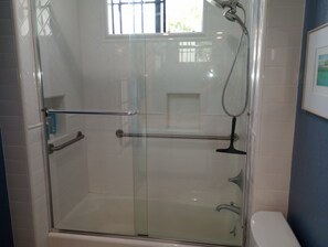 Combined shower/tub, hair dryer, towels, soap - Santa Barbara Cape Cod style end unit in wooded parklike area. (Santa Barbara)