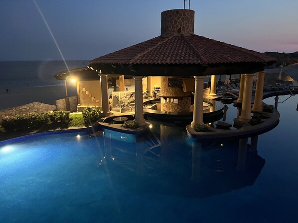 Alberca al aire libre y alberca infinita