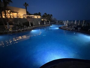 Alberca al aire libre y alberca infinita