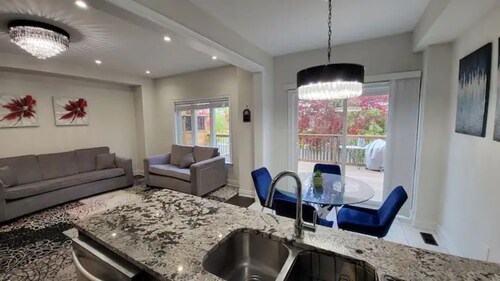 Luxury Bradford Home - 4 Bedroom House