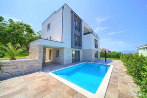 A heated pool - Holiday apartment with pool and air conditioning (Njivice)