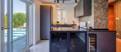 冷蔵庫、電子レンジ、オーブン、コンロ