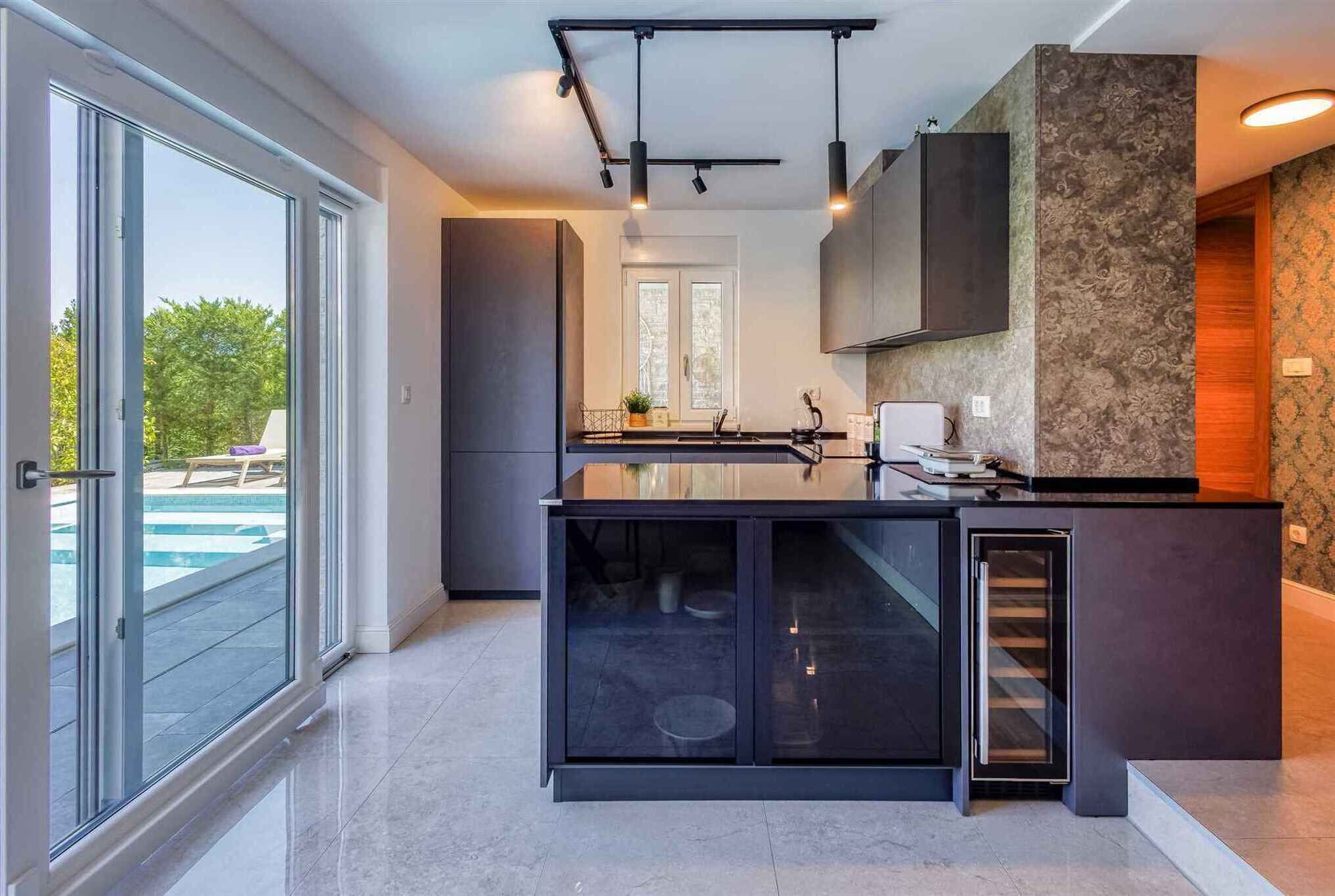 Frigorífico, microondas, horno y placa de cocina