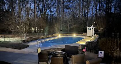 *Private/Contempo/Cozy/House & pool/17 min from ATL & in the Atlanta Metro Area*