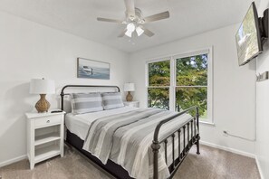 6 chambres, fer et planche à repasser, lit de bébé portatif